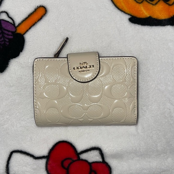 Coach Medium Corner Zip Wallet In Signature
Leather - Picture 4 of 9